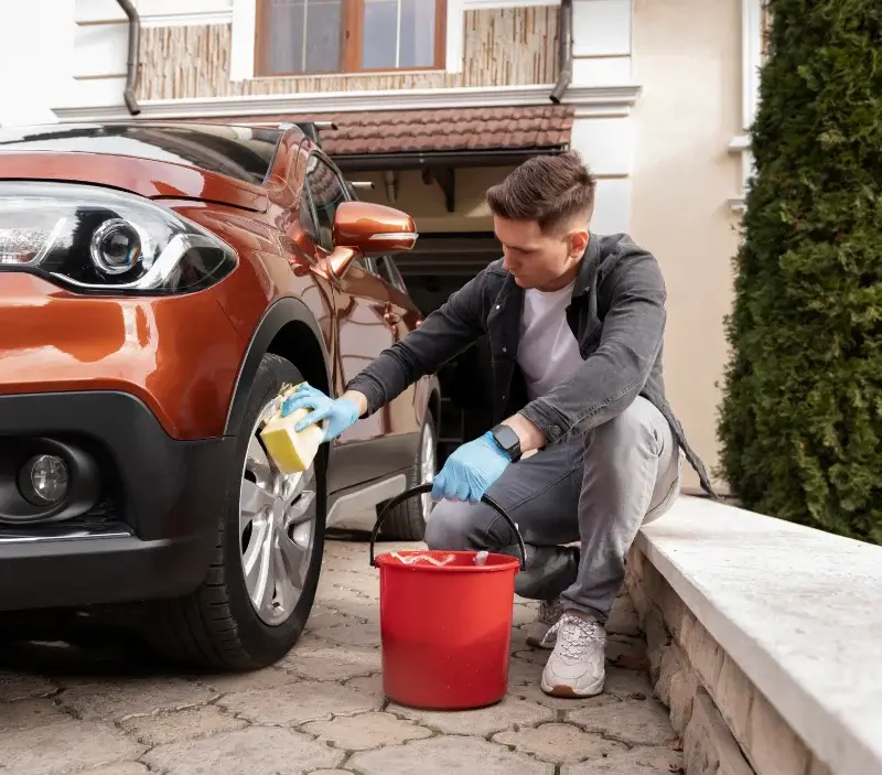 Lavage auto à domicile Houeillès : professionnel intervenant sur un véhicule